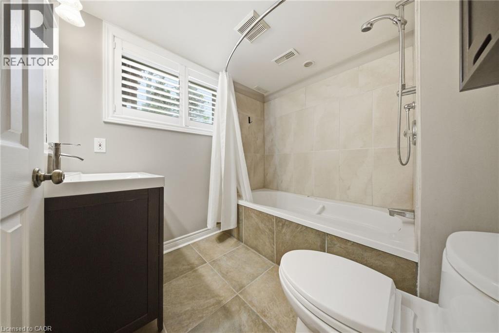383 North Shore Boulevard W, Burlington, ON - Indoor Photo Showing Bathroom