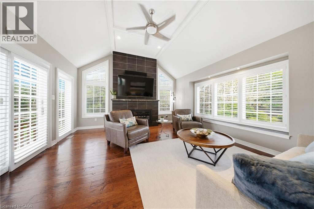 383 North Shore Boulevard W, Burlington, ON - Indoor Photo Showing Living Room With Fireplace