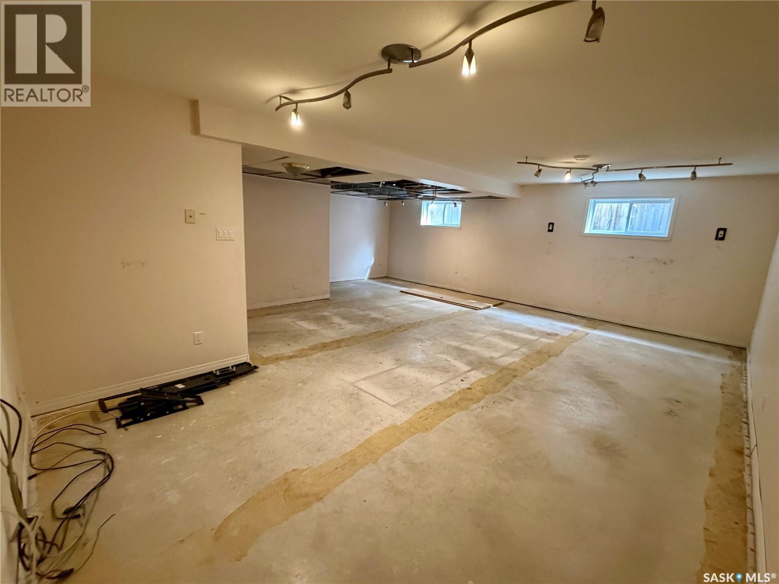 616 3Rd Street E, Spiritwood, SK - Indoor Photo Showing Garage