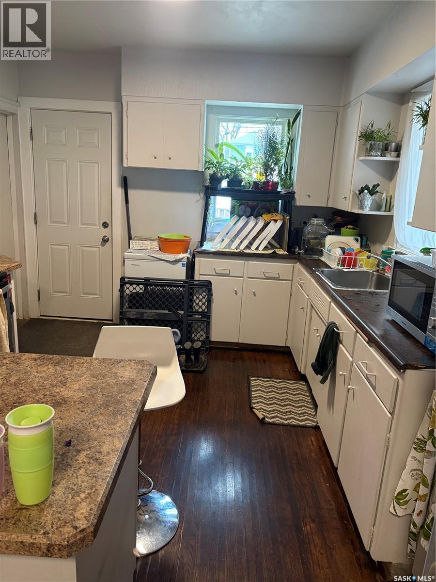 718 8Th Street E, Saskatoon, SK - Indoor Photo Showing Kitchen