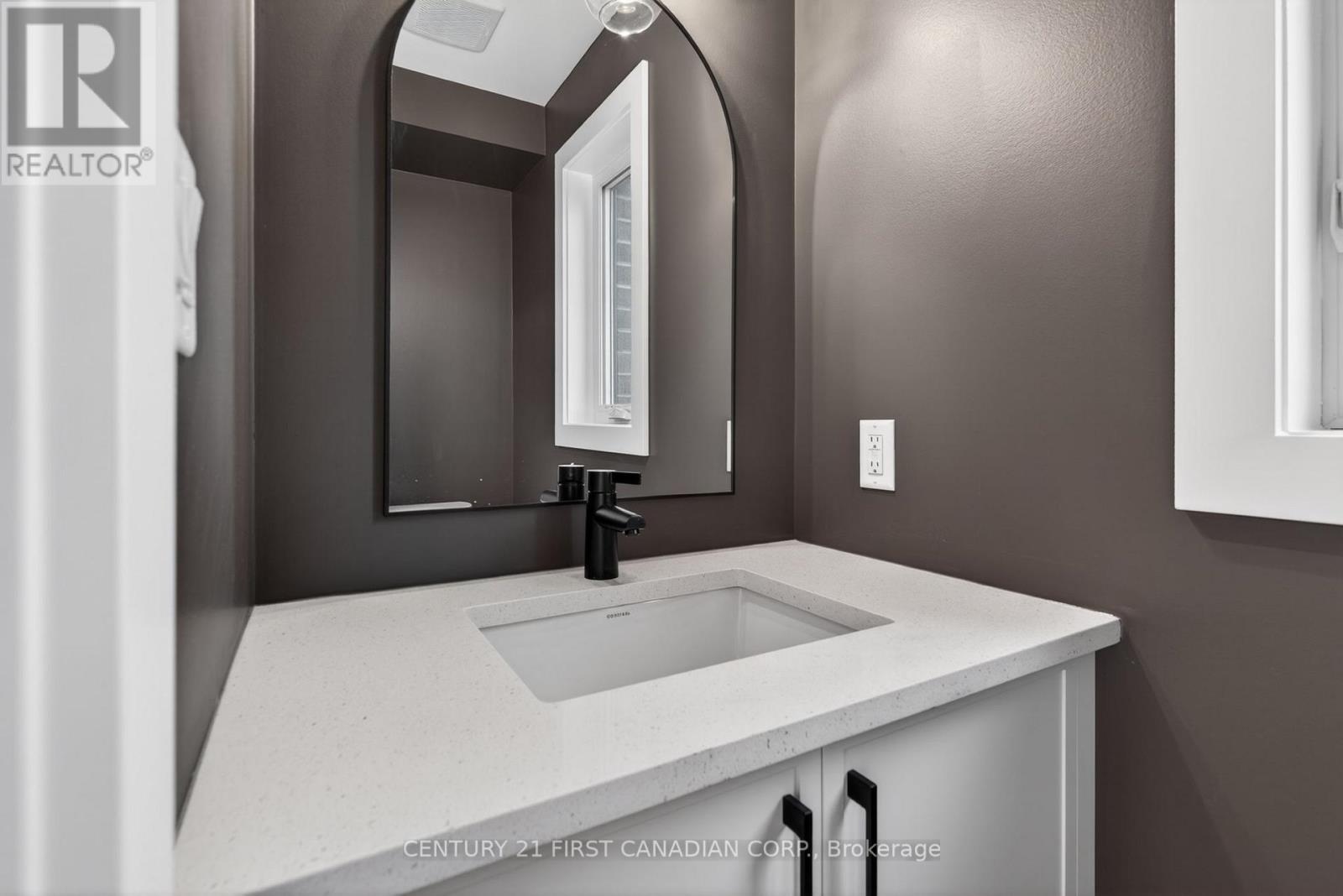 34 Postma Crescent, North Middlesex (Ailsa Craig), ON - Indoor Photo Showing Bathroom