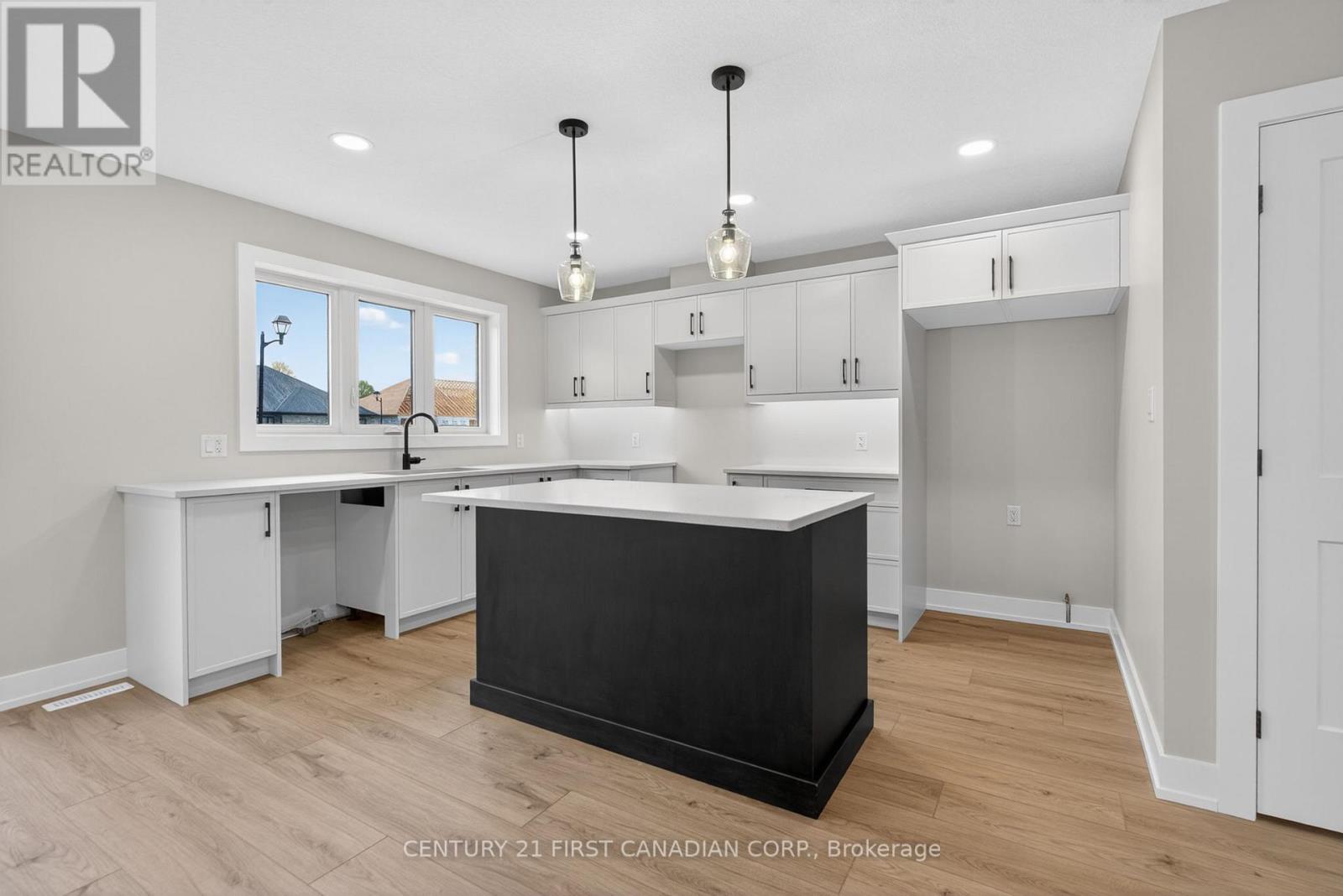 34 Postma Crescent, North Middlesex (Ailsa Craig), ON - Indoor Photo Showing Kitchen With Upgraded Kitchen