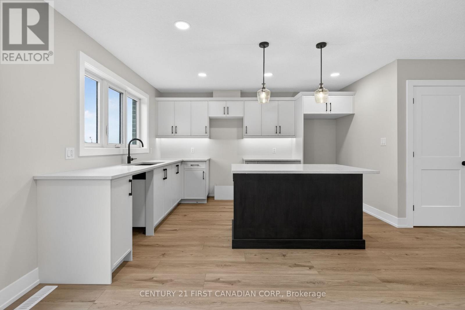 34 Postma Crescent, North Middlesex (Ailsa Craig), ON - Indoor Photo Showing Kitchen With Upgraded Kitchen