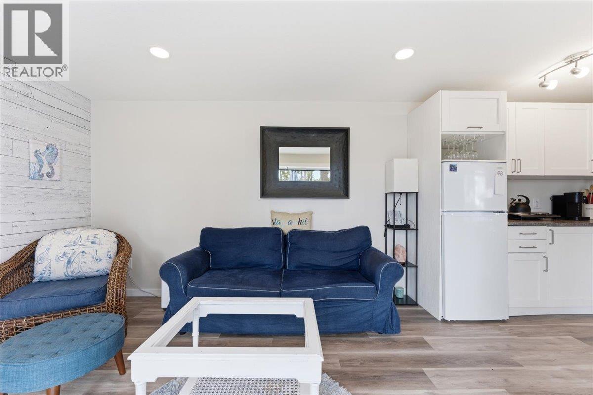 309 Killarney Way, Vernon, BC - Indoor Photo Showing Living Room