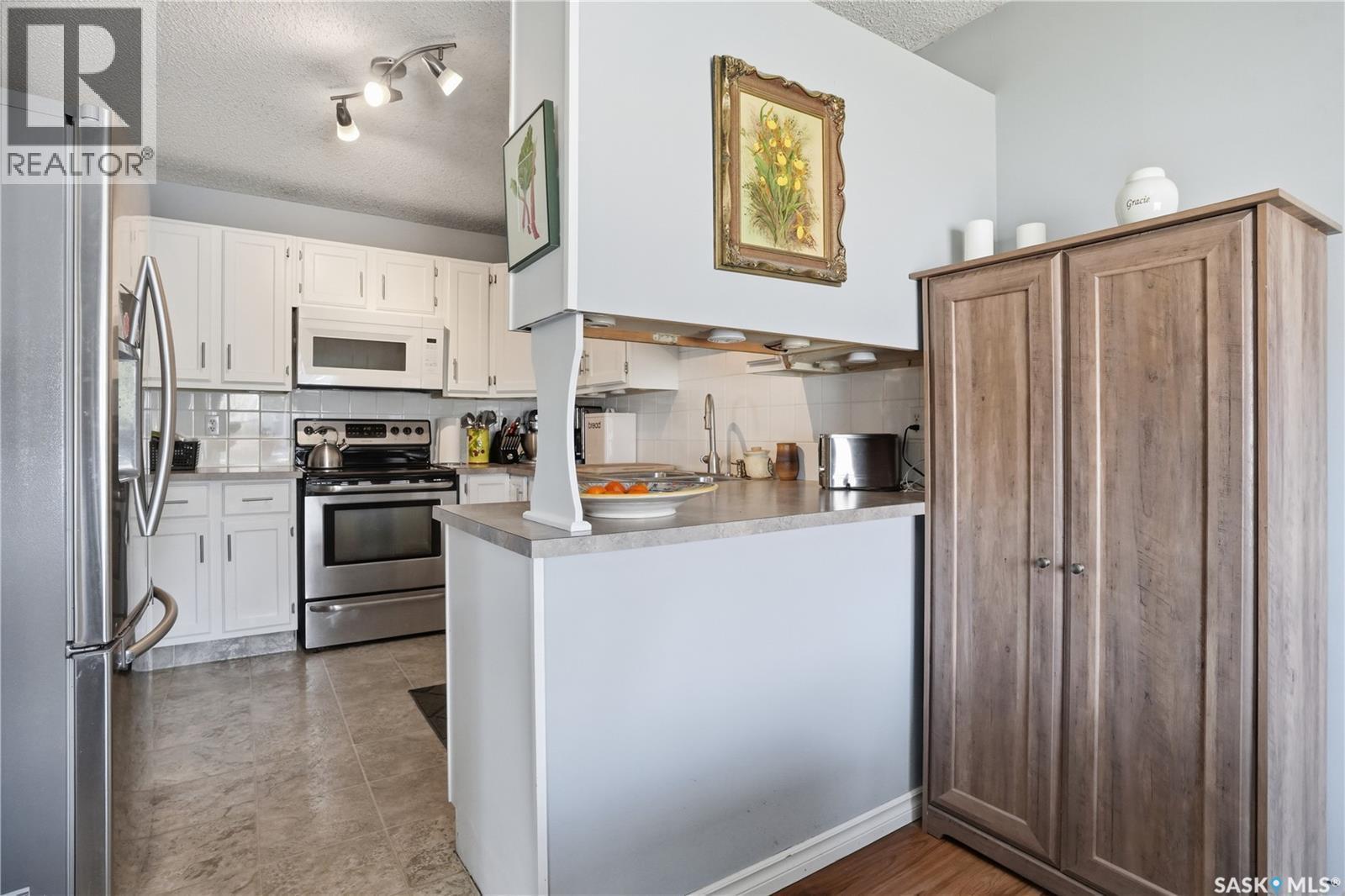 6831 Whelan Drive, Regina, SK - Indoor Photo Showing Kitchen