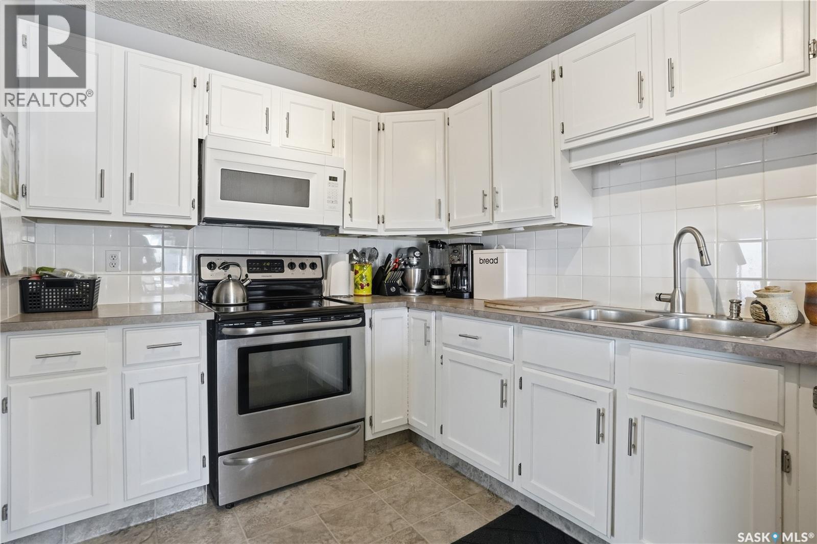 6831 Whelan Drive, Regina, SK - Indoor Photo Showing Kitchen With Double Sink