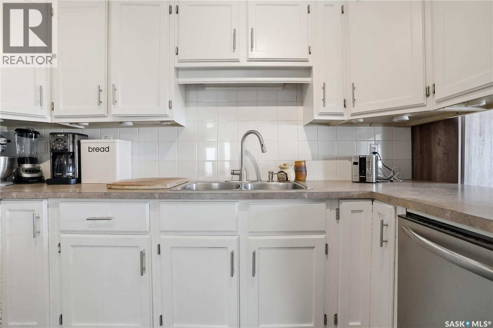 6831 Whelan Drive, Regina, SK - Indoor Photo Showing Kitchen With Double Sink
