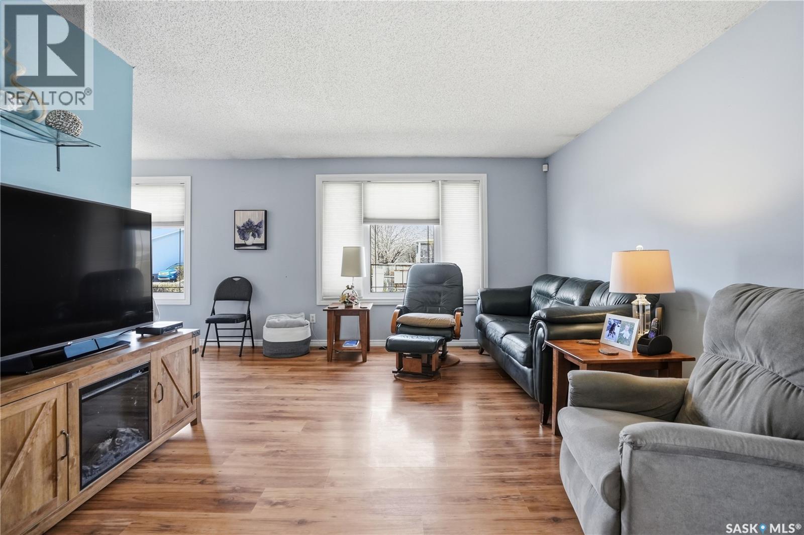 6831 Whelan Drive, Regina, SK - Indoor Photo Showing Living Room