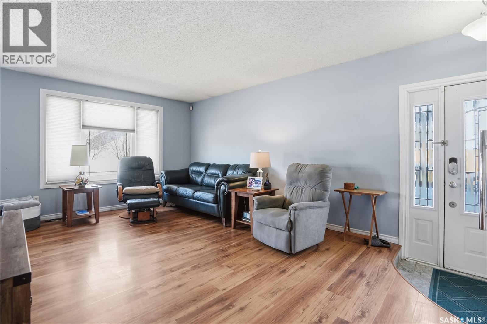 6831 Whelan Drive, Regina, SK - Indoor Photo Showing Living Room