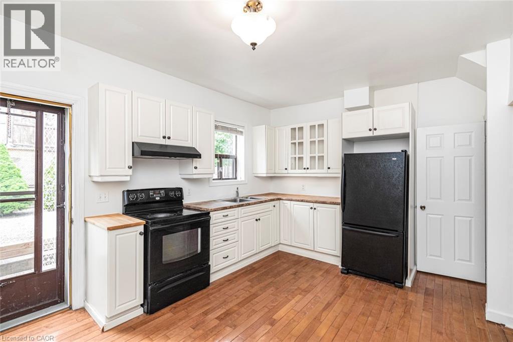 85 Oxford Street, Hamilton, ON - Indoor Photo Showing Kitchen With Double Sink