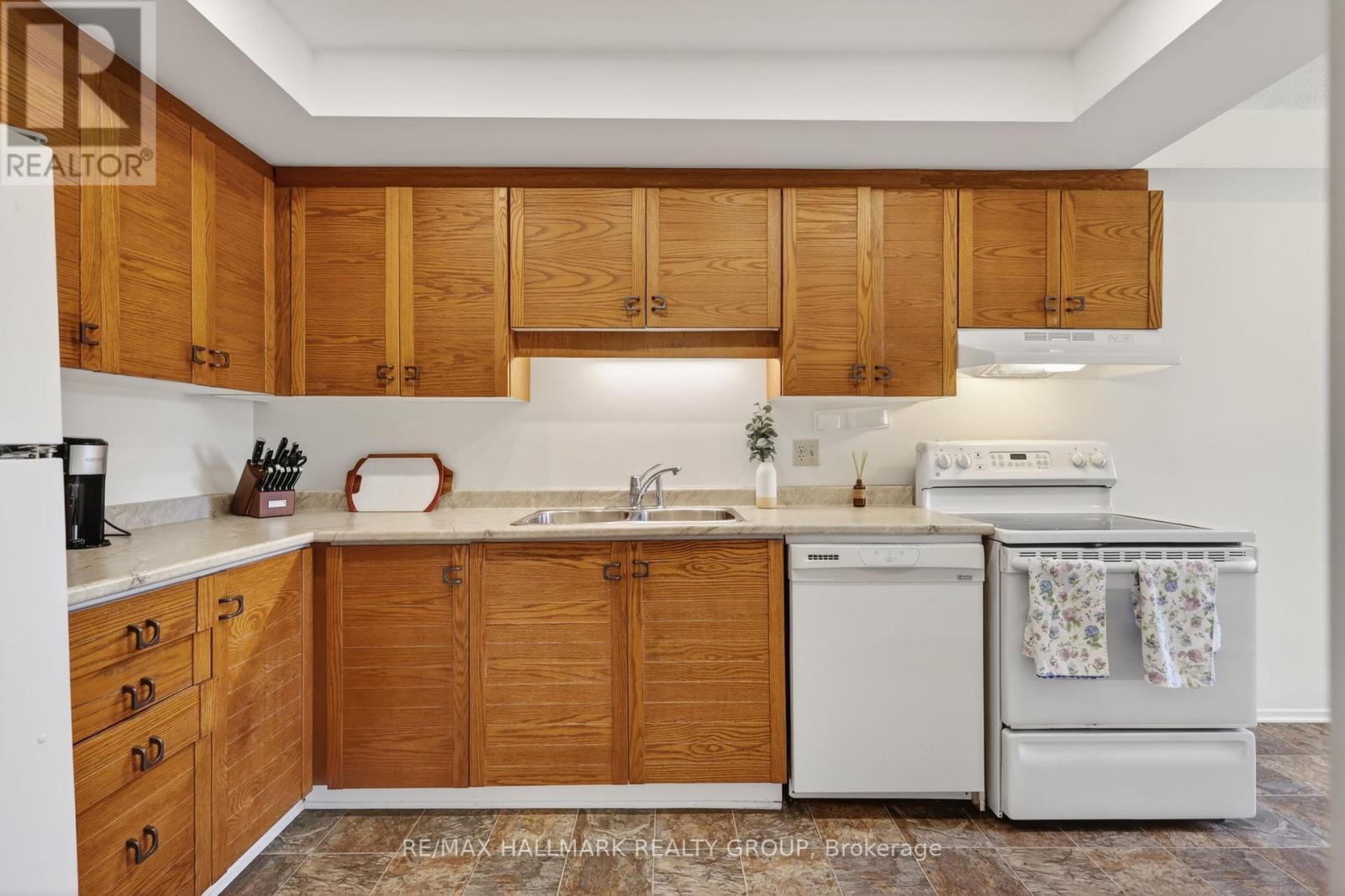 33 Haxby Private, Ottawa, ON - Indoor Photo Showing Kitchen With Double Sink