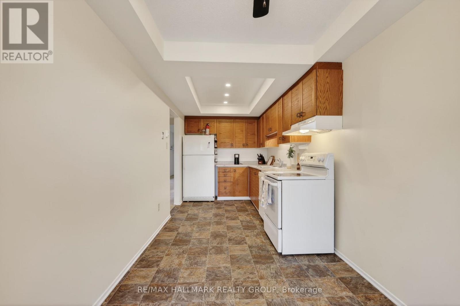 33 Haxby Private, Ottawa, ON - Indoor Photo Showing Kitchen