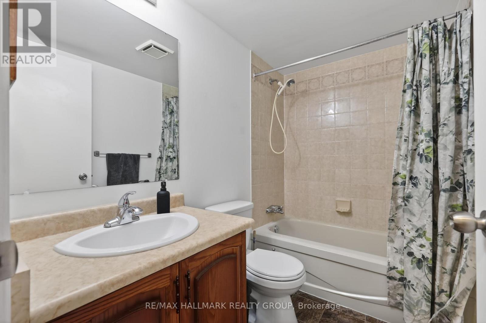 33 Haxby Private, Ottawa, ON - Indoor Photo Showing Bathroom