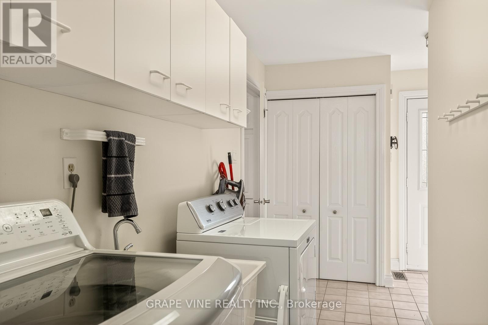 5763 Gowan Gate, Ottawa, ON - Indoor Photo Showing Laundry Room