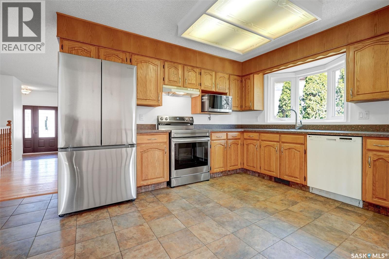 2419 Glamis Place E, Regina, SK - Indoor Photo Showing Kitchen