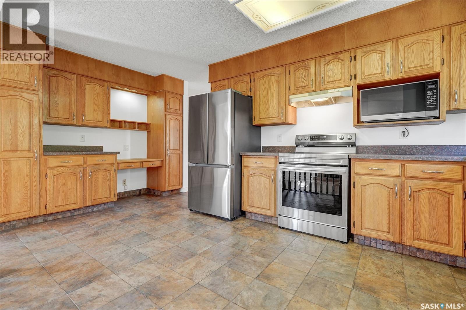 2419 Glamis Place E, Regina, SK - Indoor Photo Showing Kitchen
