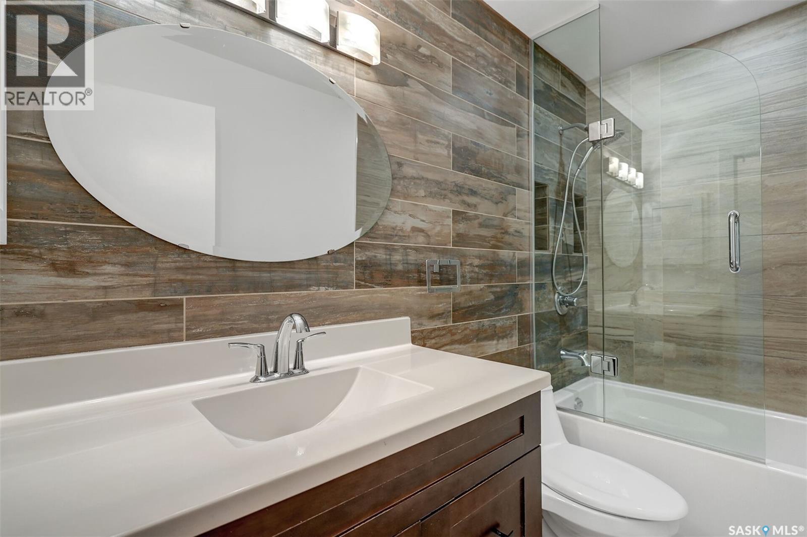 2419 Glamis Place E, Regina, SK - Indoor Photo Showing Bathroom