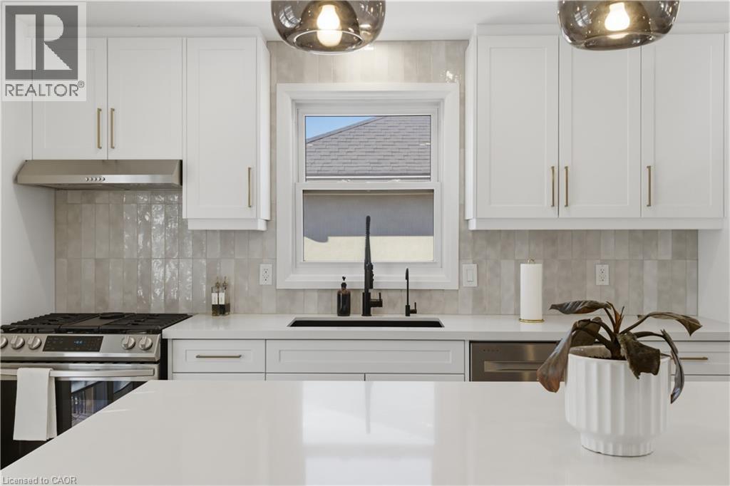 5 Bradbury Crescent, Paris, ON - Indoor Photo Showing Kitchen With Upgraded Kitchen