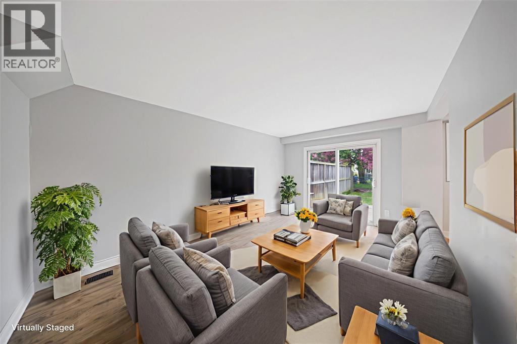 183 Bedford Crescent, Sarnia, ON - Indoor Photo Showing Living Room