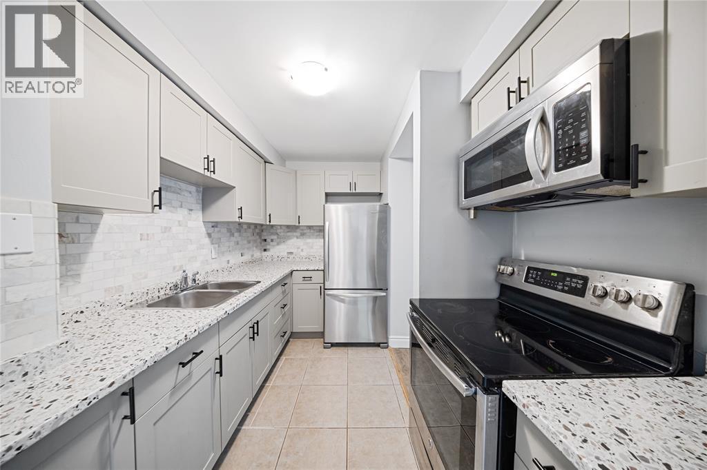 183 Bedford Crescent, Sarnia, ON - Indoor Photo Showing Kitchen With Double Sink With Upgraded Kitchen