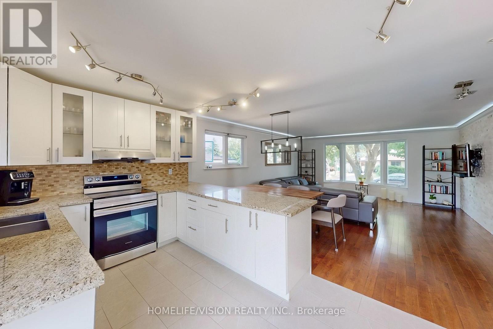 16 Palgrave Crescent, Brampton, ON - Indoor Photo Showing Kitchen With Double Sink