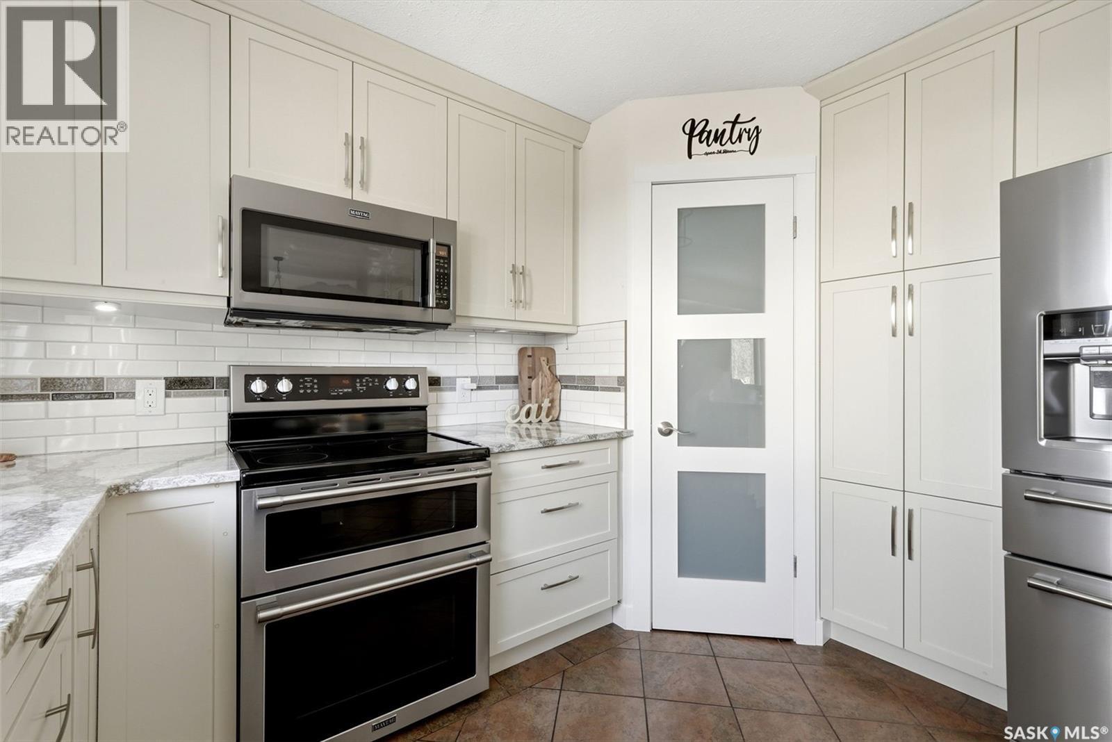 3234 Peyson Bay E, Regina, SK - Indoor Photo Showing Kitchen With Stainless Steel Kitchen