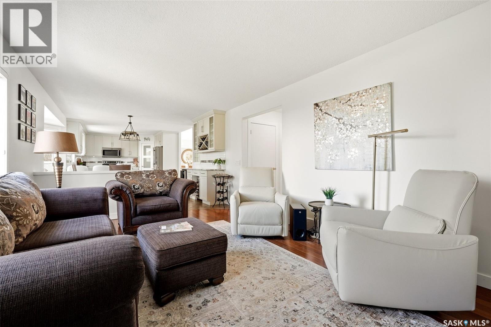 3234 Peyson Bay E, Regina, SK - Indoor Photo Showing Living Room