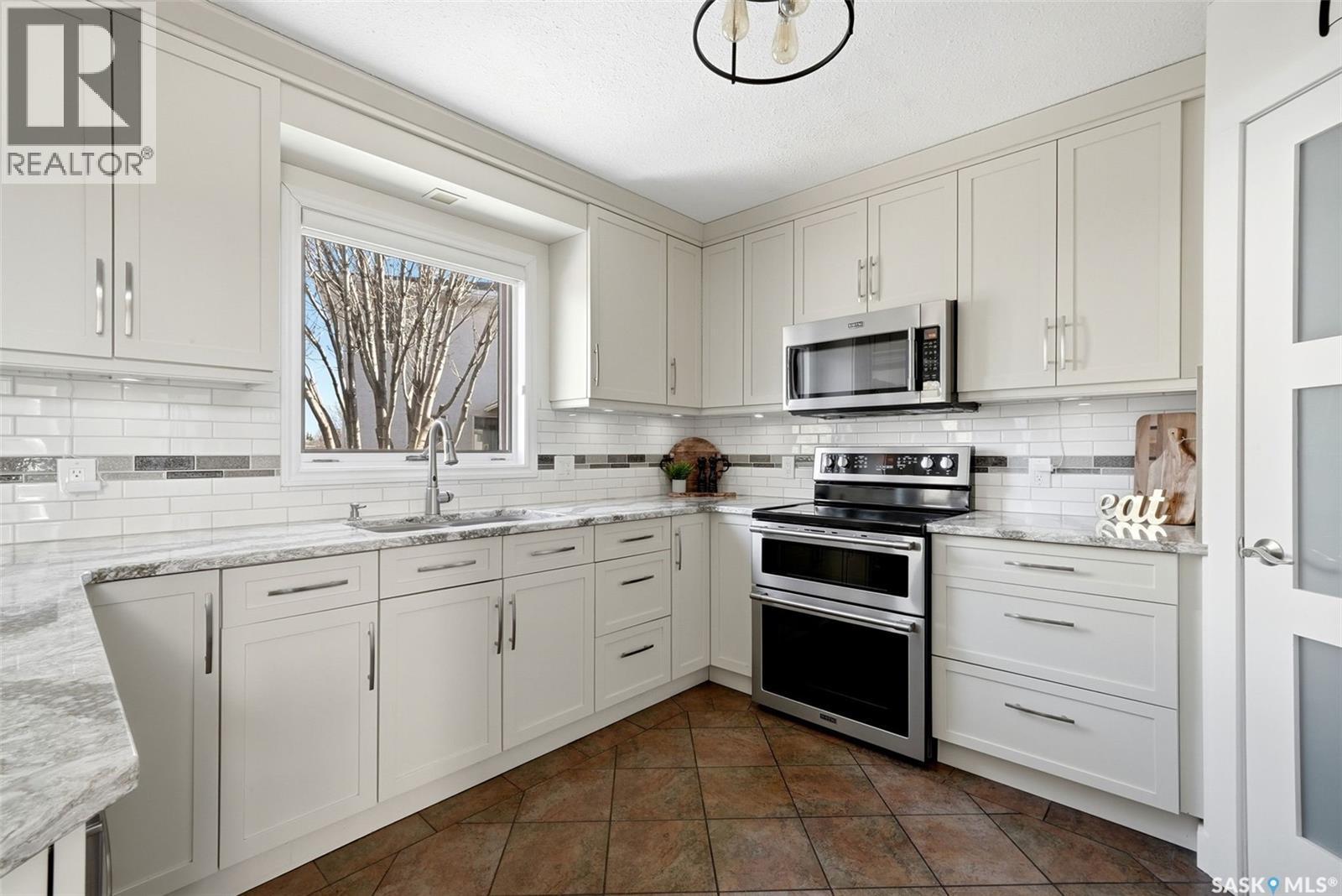 3234 Peyson Bay E, Regina, SK - Indoor Photo Showing Kitchen With Upgraded Kitchen