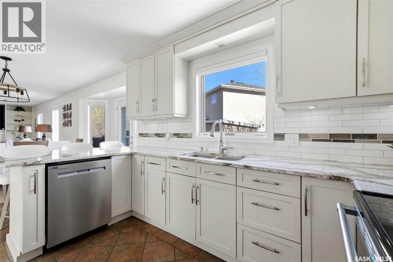 3234 Peyson Bay E, Regina, SK - Indoor Photo Showing Kitchen With Stainless Steel Kitchen With Upgraded Kitchen