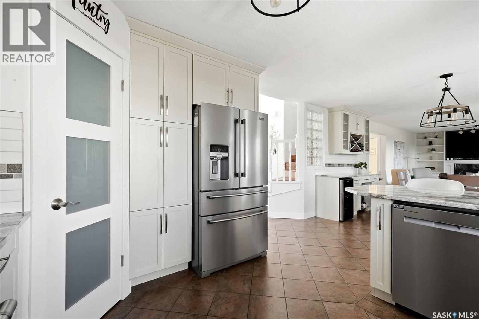 3234 Peyson Bay E, Regina, SK - Indoor Photo Showing Kitchen With Stainless Steel Kitchen