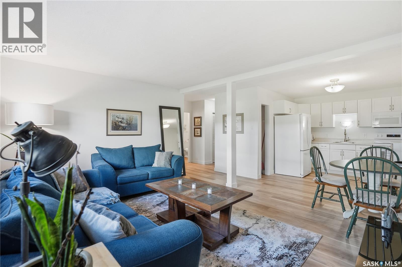 28 42 Spence Street, Regina, SK - Indoor Photo Showing Living Room