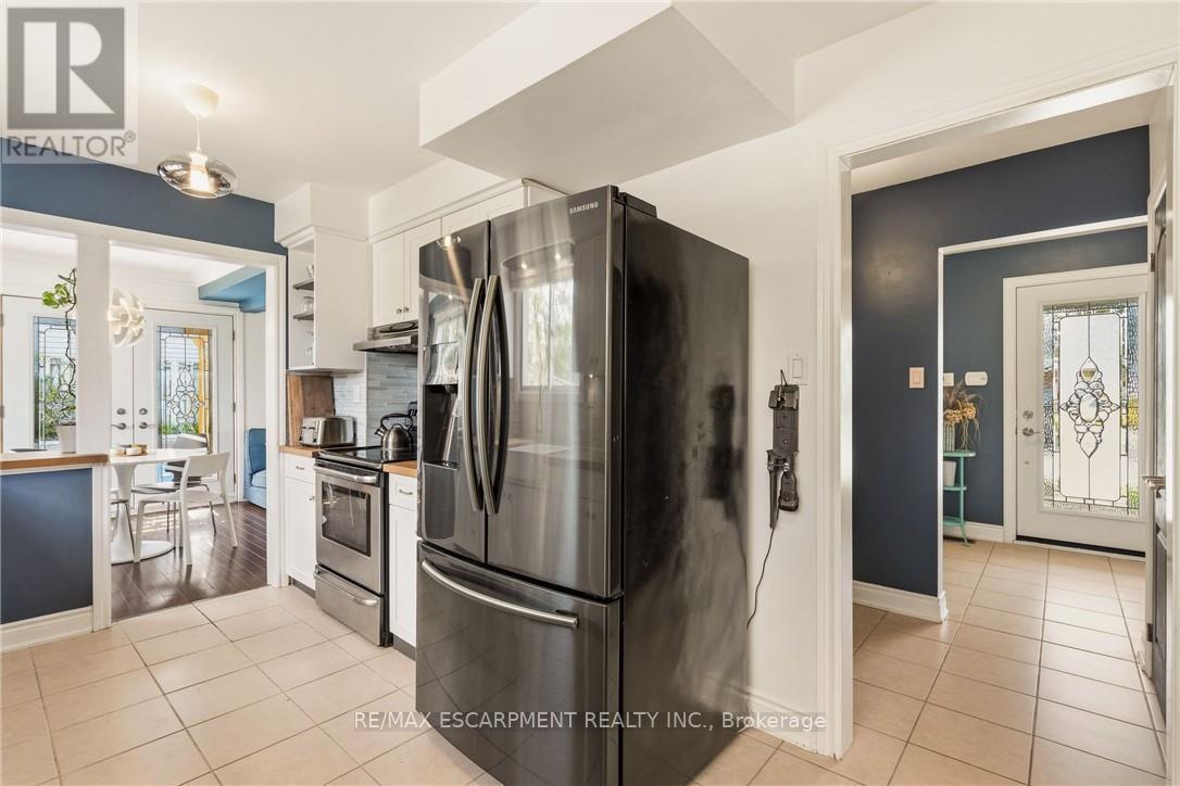 66 Skyline Drive, Hamilton, ON - Indoor Photo Showing Kitchen