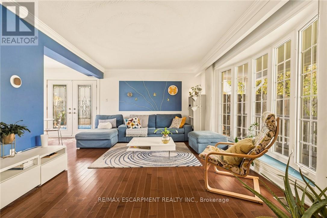 66 Skyline Drive, Hamilton, ON - Indoor Photo Showing Living Room