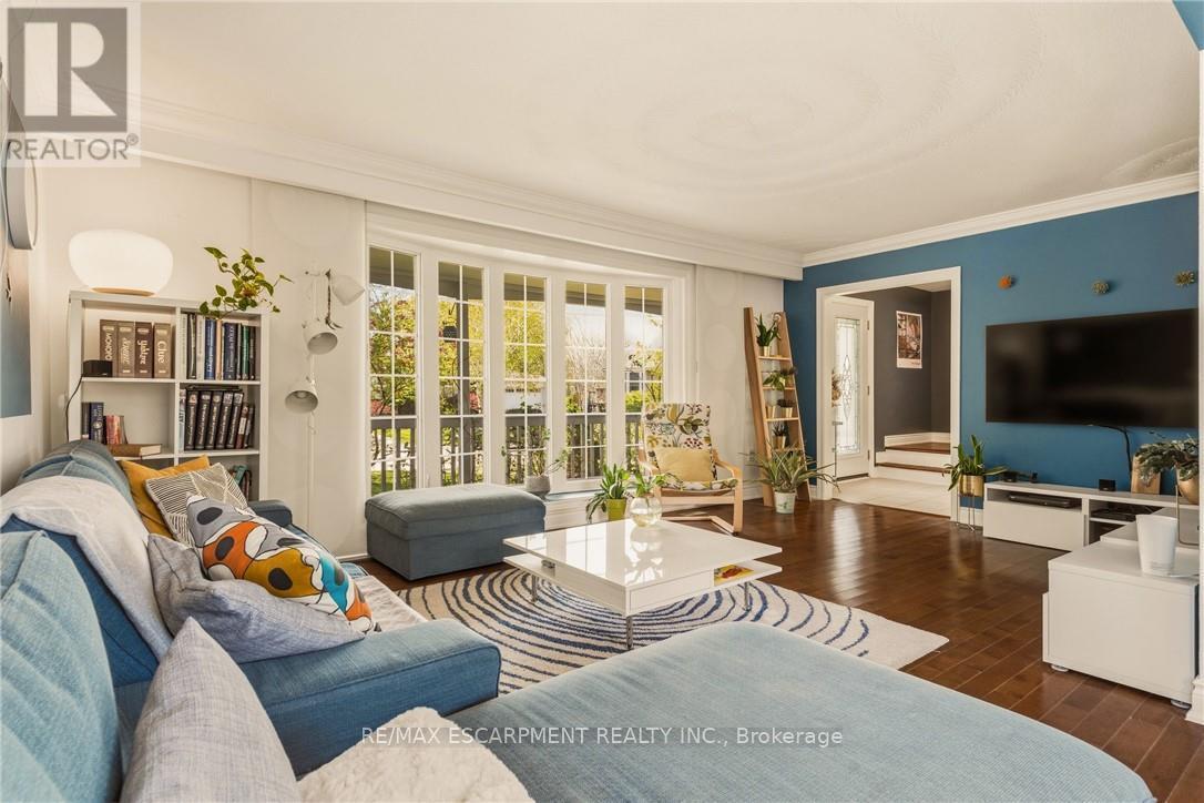 66 Skyline Drive, Hamilton, ON - Indoor Photo Showing Living Room
