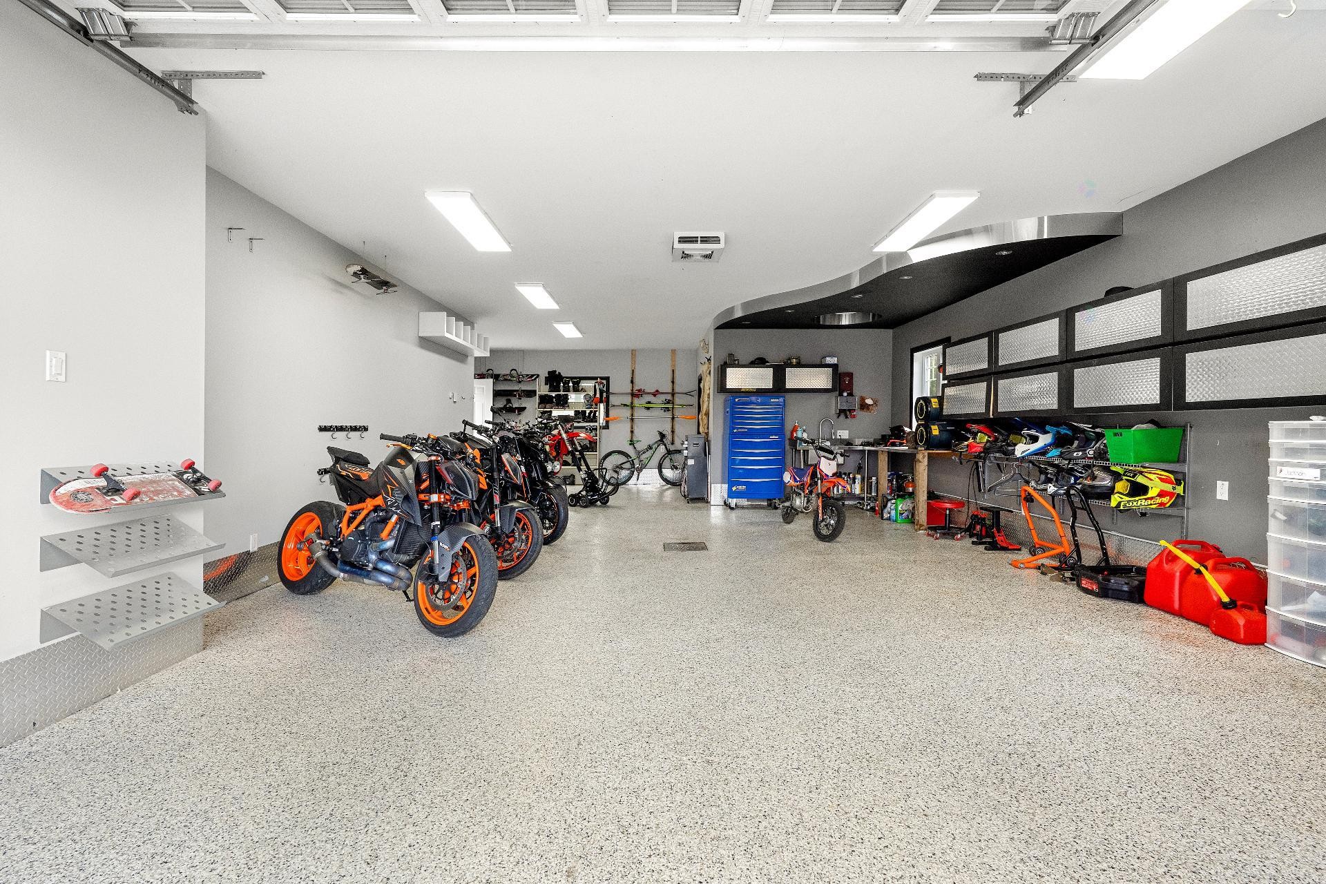Garage - 1739 Rue Des Épinettes-Rouges, Québec (La Haute-Saint-Charles), QC - Indoor Photo Showing Garage