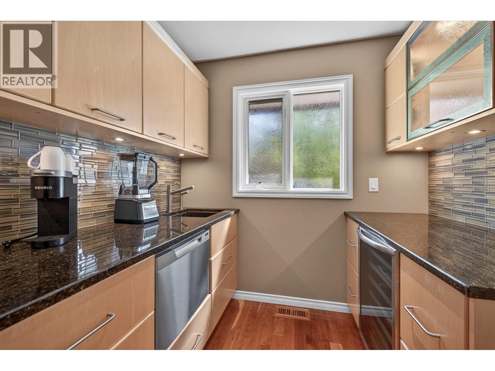 3929 Gallaghers Circle, Kelowna, BC - Indoor Photo Showing Kitchen