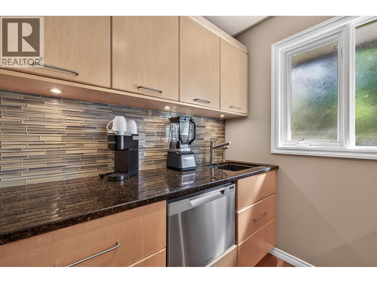 3929 Gallaghers Circle, Kelowna, BC - Indoor Photo Showing Kitchen