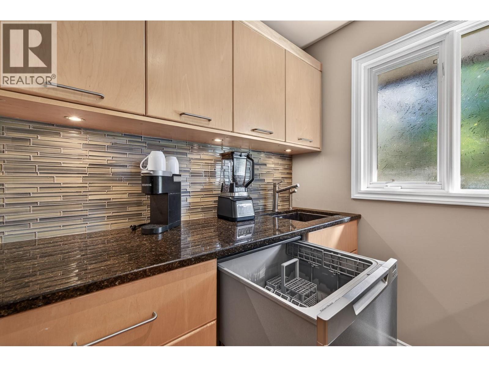 3929 Gallaghers Circle, Kelowna, BC - Indoor Photo Showing Kitchen