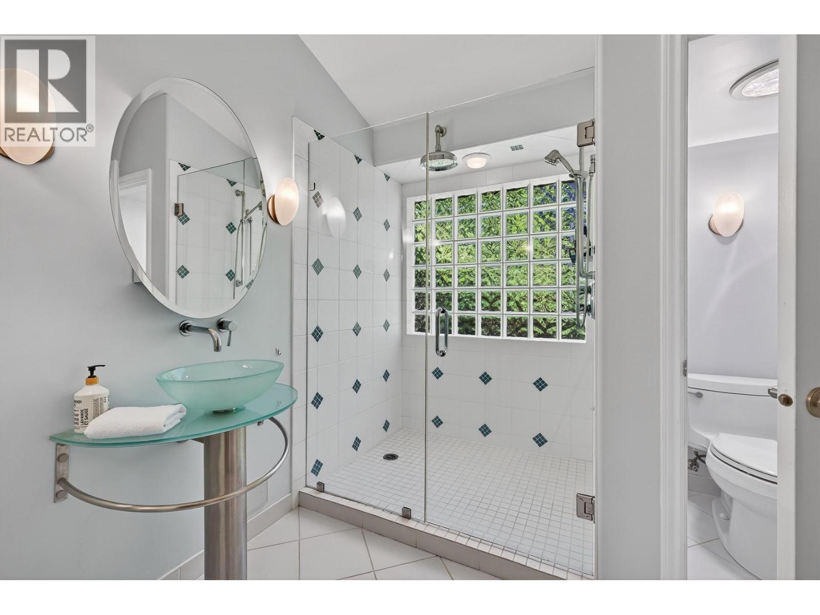 3929 Gallaghers Circle, Kelowna, BC - Indoor Photo Showing Bathroom