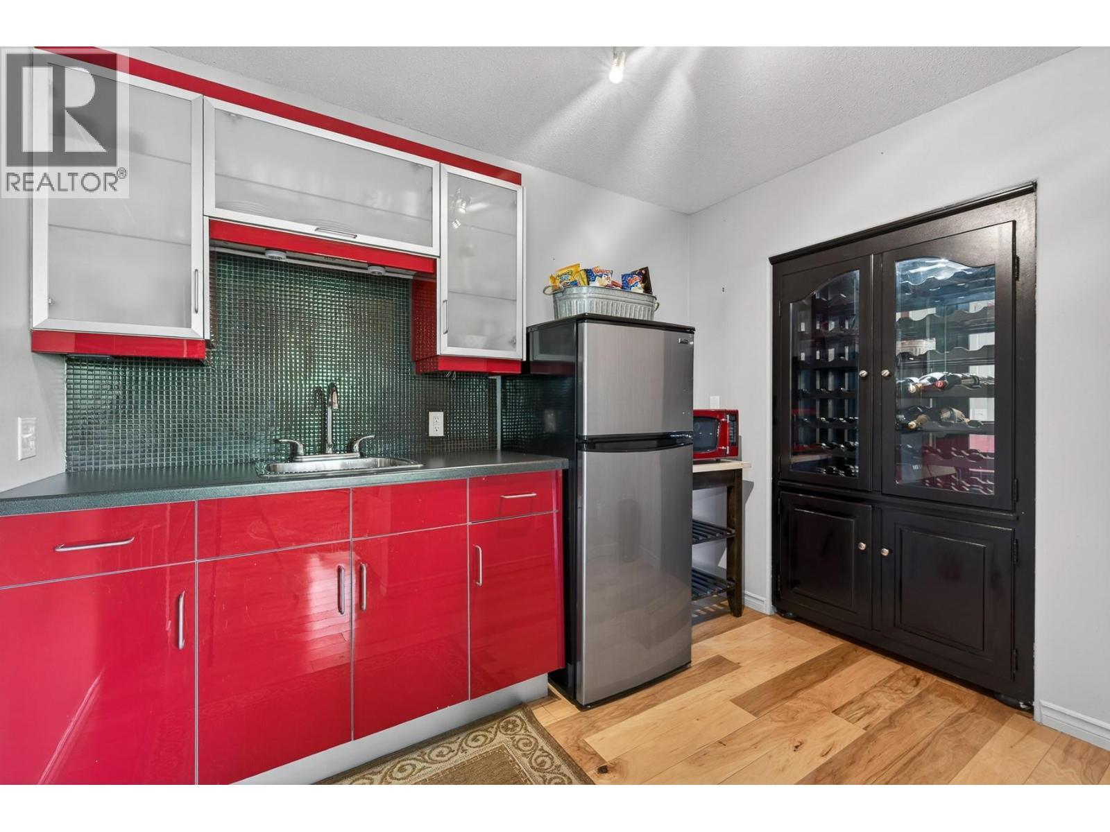 3929 Gallaghers Circle, Kelowna, BC - Indoor Photo Showing Kitchen