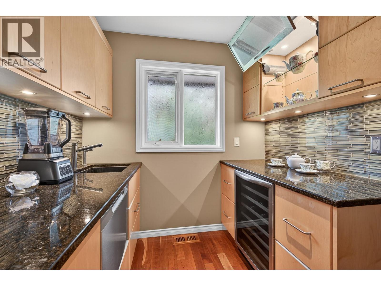 3929 Gallaghers Circle, Kelowna, BC - Indoor Photo Showing Kitchen