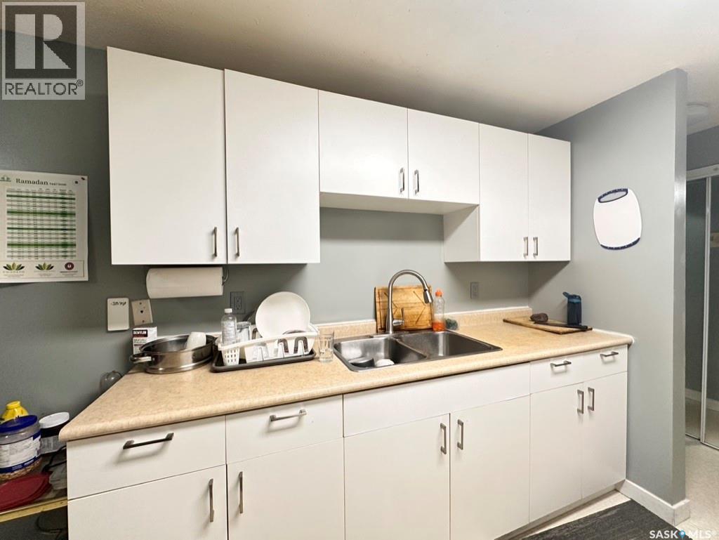 4 3625 Chaben Place, Saskatoon, SK - Indoor Photo Showing Kitchen With Double Sink