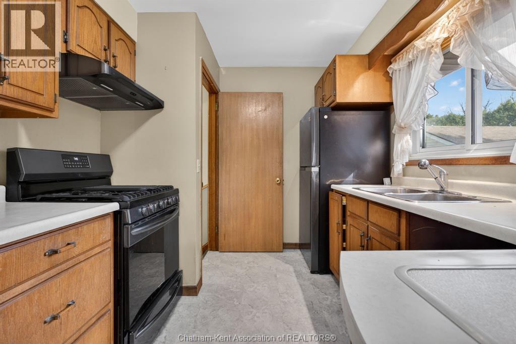 35 Peter Street, Chatham, ON - Indoor Photo Showing Kitchen With Double Sink