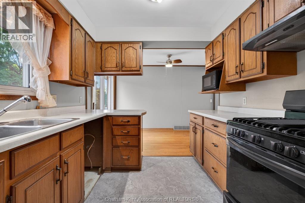 35 Peter Street, Chatham, ON - Indoor Photo Showing Kitchen With Double Sink