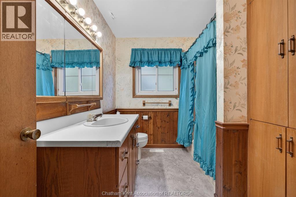 35 Peter Street, Chatham, ON - Indoor Photo Showing Bathroom