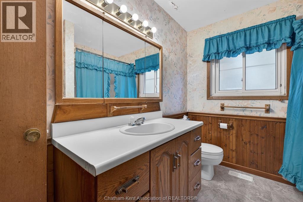 35 Peter Street, Chatham, ON - Indoor Photo Showing Bathroom