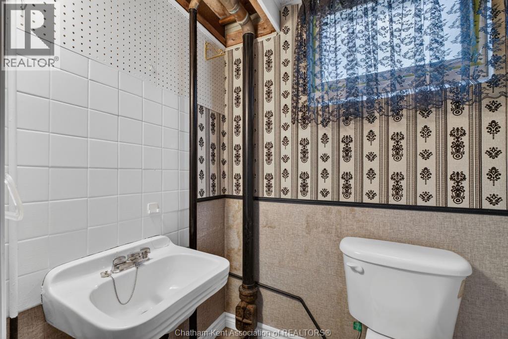 35 Peter Street, Chatham, ON - Indoor Photo Showing Bathroom