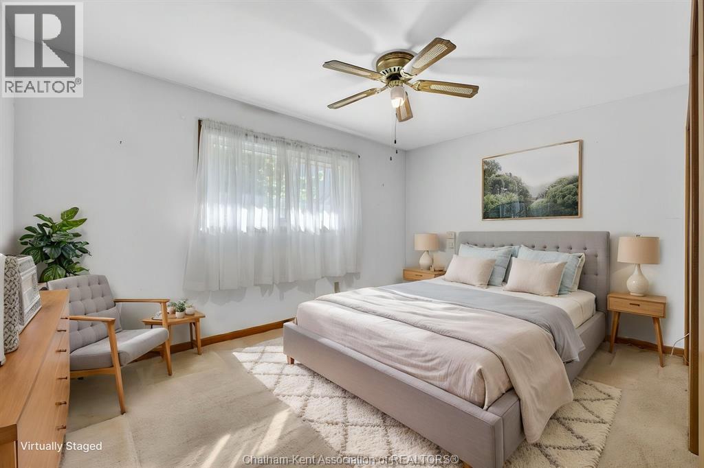 35 Peter Street, Chatham, ON - Indoor Photo Showing Bedroom
