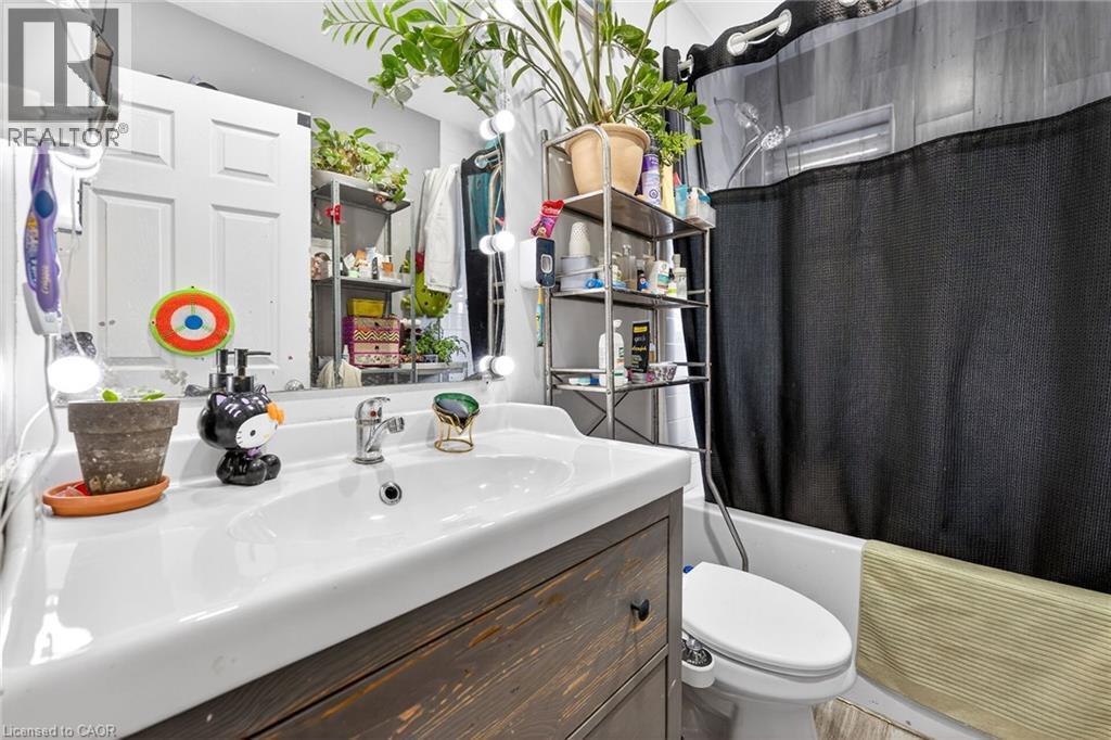 99 Leeming Street, Hamilton, ON - Indoor Photo Showing Bathroom