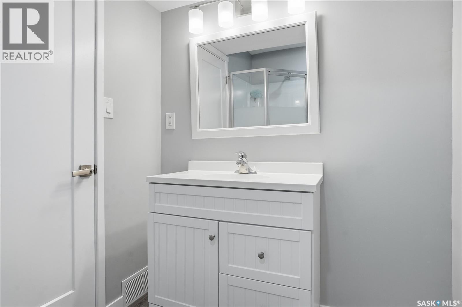 4521 E Keller Avenue, Regina, SK - Indoor Photo Showing Bathroom